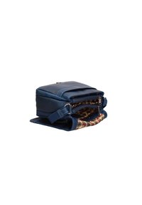 Borsa in pelle blu con doppie tasche con zip, tracolla regolabile e fodera interna a quadri. Design compatto e squadrato con dettagli nelle cuciture.