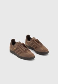 adidas Originals - GAZELLE UNISEX - Edzőcipő - earth strata/brown/gum Miniatűr kép 1