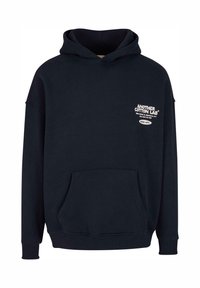 Tamsiai mėlynas gobtuvas palaidinukė su priekine kengūros kišene. Viršutiniame kairiajame kampe yra balta tekstinė ženklai. Pagaminta iš medvilnės medžiagos.