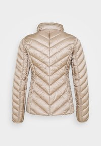 Beige puffjacka med ett chevron-quiltat mönster, hög krage och dragkedja. Tillverkad av slätt, glänsande tyg med långa ärmar.