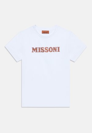 Camiseta de algodón blanca con la palabra "MISSONI" en letras texturizadas de varios colores en el pecho. Diseño clásico de cuello redondo, mangas cortas.