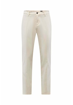 Beige katoenen broek met rechte pijpen, ritssluiting en één knoopsluiting; voorzien van twee achterzakken en een schone, gladde textuur.