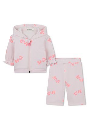Ensemble en survêtement rose comprenant un hoodie zippé avec des manches à volants et un pantalon assorti. "Love" imprimé en motif répétitif en rose vif.