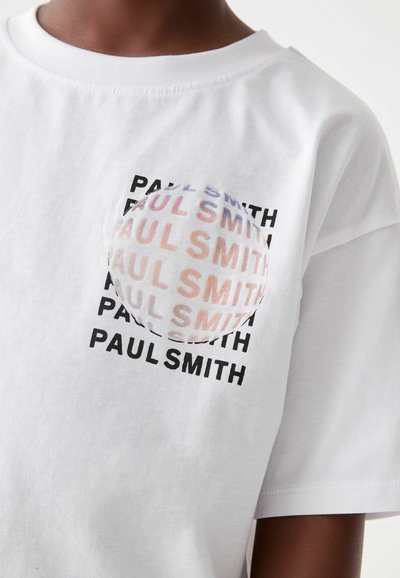 Balta medvilninė marškinėlių su apvaliu spaudiniu ant krūtinės. Priekinėje pusėje užrašyta 'PAUL SMITH' juoda spalva ir gradientinė spalvų apvali grafika.