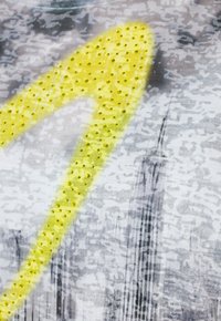 Grafisches Textil mit einem großen gelben abstrakten Design und erhabener Punktstruktur auf einem grauen gemusterten Hintergrund.