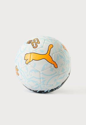 Бяла и светлосиня футболна топка с оранжево лого на Puma и символи на корона на обикновен бял фон.