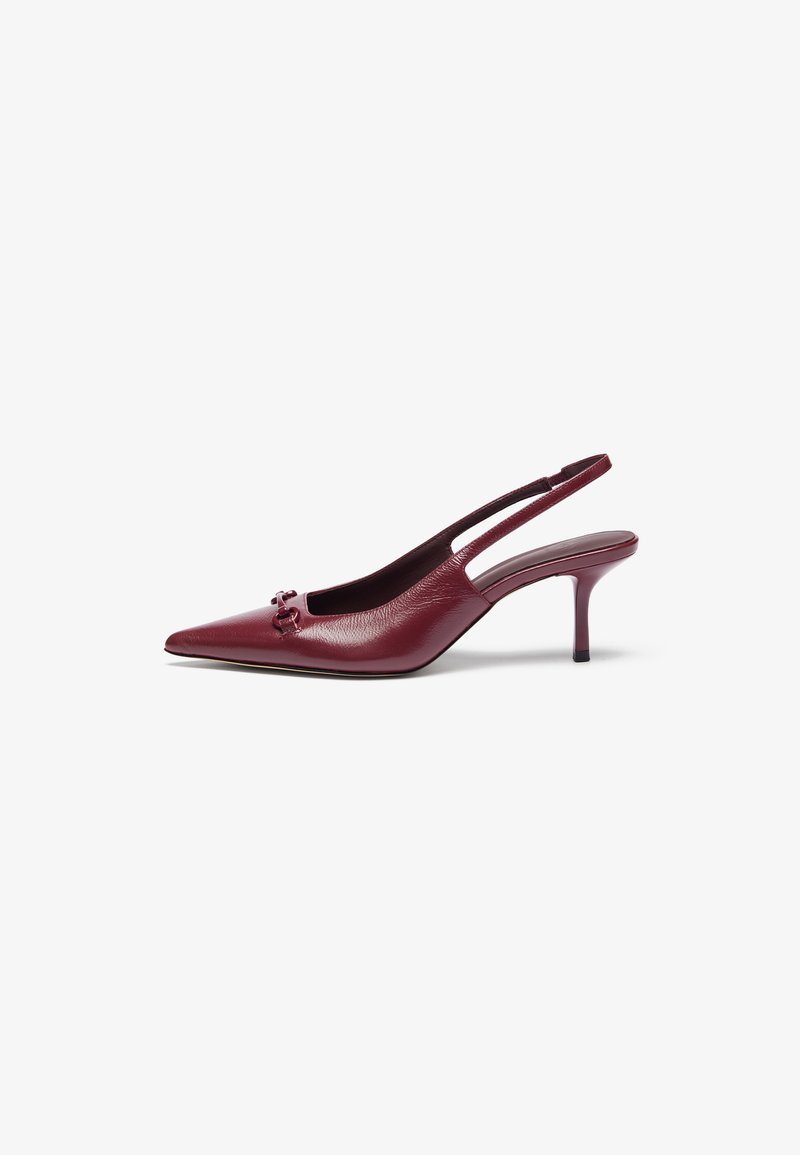Talons slingback bordeaux avec un bout pointu, en cuir. Présentent un accent décoratif sur le dessus et un talon aiguille de 7,5 cm.