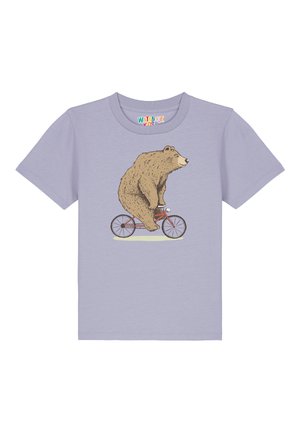 Hellblaues T-Shirt mit einem Grafikmotiv eines braunen Bären, der ein rotes Fahrrad fährt. Weicher Stoff mit kurzen Ärmeln und rundem Halsausschnitt.