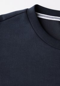 Navyblaue Baumwoll-T-Shirt-Kragen, glatte Textur, Rundhalsausschnitt-Design, mit einem weißen gestreiften Akzent am Halsausschnitt.