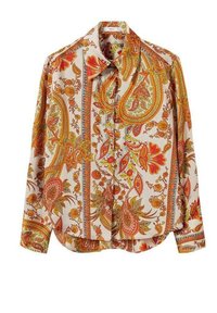 Chemise à manches longues avec un motif coloré de paisley et de fleurs orange, rouge et jaune sur un fond clair.