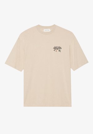 Beige Baumwoll-T-Shirt mit Rundkragen und kurzen Ärmeln. Auf der linken Brustseite befindet sich ein kleines Grafikdruck-Motiv von Orangen und Text.