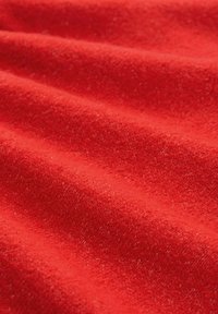 Rode stof met een zachte, gestructureerde oppervlakte, met een consistente, gladde golfpatroon en een lichte glans, ideaal voor verschillende textieltoepassingen.