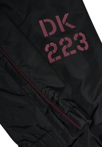 Czarna kurtka z bordowym nadrukiem "DK 223", długimi rękawami, detalami na zamek i elastycznymi mankietami. Wykonana z gładkiego, lekkiego materiału.