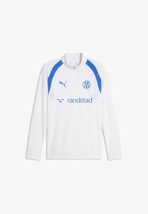 Biała sportowa koszulka z długim rękawem z niebieskimi akcentami na ramionach, suwakiem do ćwiartki, logo Puma, godłem klubu piłkarskiego Marsylia oraz tekstem sponsora Randstad.