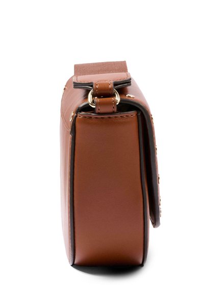 Bruine leren crossbodytas gezien vanaf de zijkant met goudkleurige hardware en een gestikte klepsluiting.
