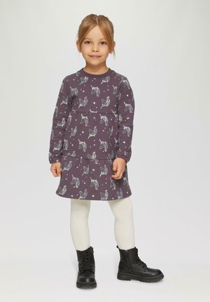 Paarse jurk met eenhoorn- en sterpatronen, lange mouwen, tiered rokontwerp, gecombineerd met witte maillots en zwarte veterschoenen.