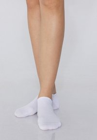 Weiße Knöchelsocken aus einer Baumwollmischung, glatte Strickstruktur, niedrig geschnittenes Design, mit verstärkter Zehen- und Fersenpartie für Langlebigkeit.