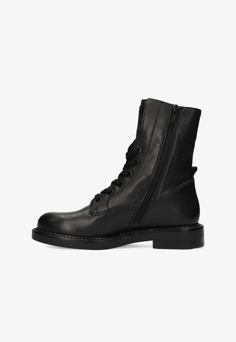 Bottine en cuir noir à lacets sur le devant et fermeture éclair sur le côté. Présente un bout rond et un talon carré, avec un détail de semelle cousue.