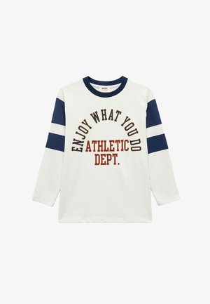 Langarm-T-Shirt, weiß mit marineblauen Ärmeln. Mit auffälligem Text: "GENIEßE WAS DU TUST" und "SPORTABTEILUNG" in kastanienbraun. Aus Baumwollmaterial.
