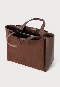 Bruine handtas van een combinatie van gestructureerd leer en gladde suede. Ontwerp met open bovenkant, dubbele handgrepen en een binnenzak met rits.