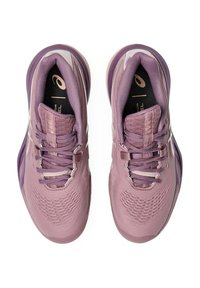 Chaussures de sport violettes avec une tige texturée, une languette rembourrée et un design à lacets. Présente un accent réfléchissant et des semelles rembourrées.