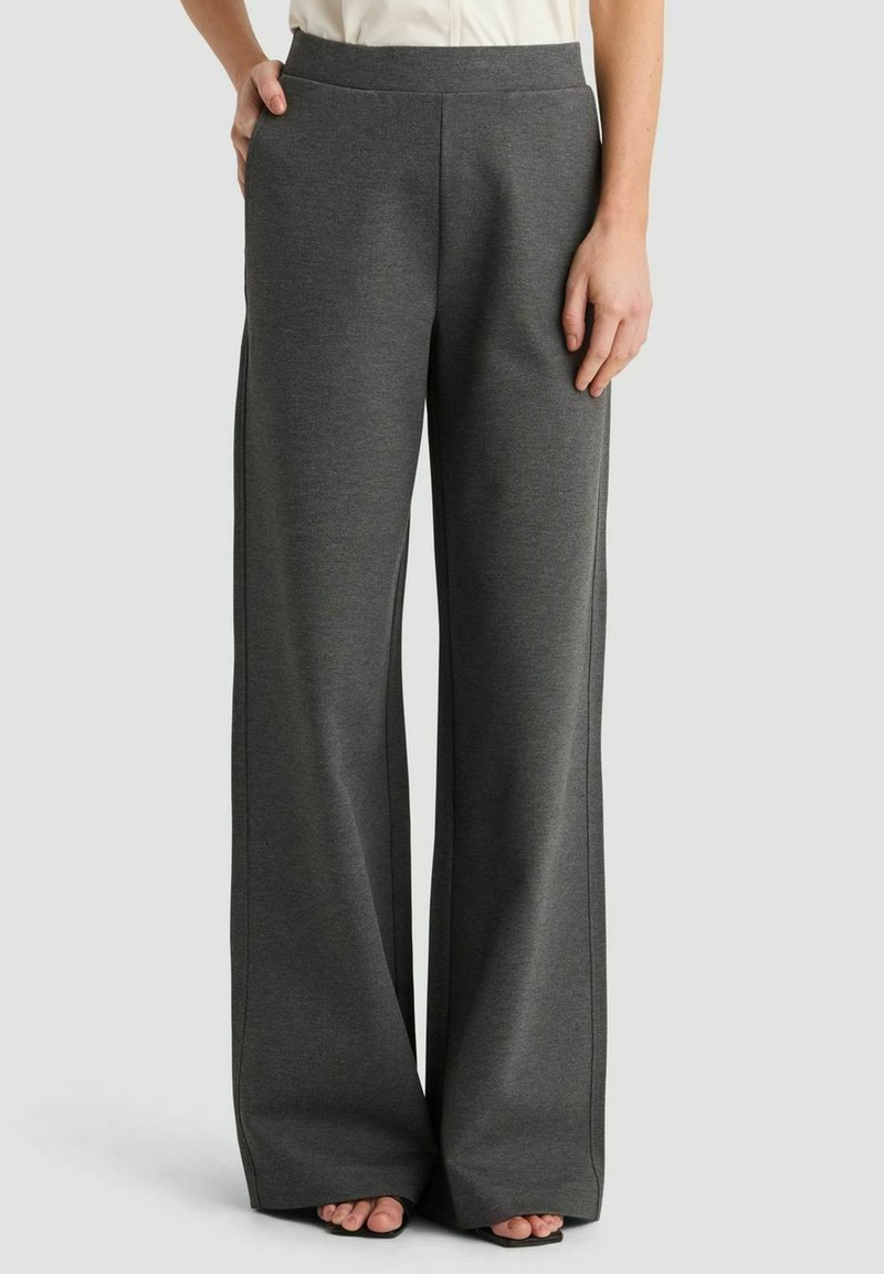 Grijze wijde pantalons gemaakt van zachte stof met een gladde textuur. Heeft een hoge taille en subtiele zijnaad, ontworpen voor comfort.