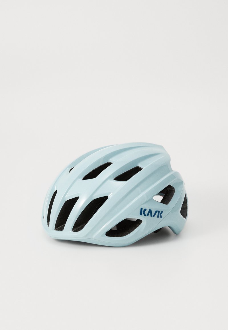 Vaaleansininen pyöräilykypärä, jossa on ilmanvaihtoreiät ja "KASK"-logo, kallistettuna tasaiselle valkoiselle taustalle.