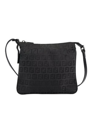Borsa a tracolla rettangolare nera con motivo logo ripetuto in rilievo e tracolla regolabile, chiusura con cerniera sul bordo superiore.