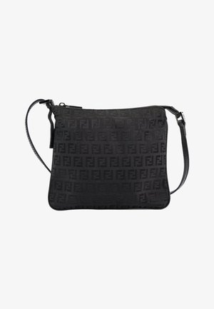 Borsa a tracolla rettangolare nera con motivo logo ripetuto in rilievo e tracolla regolabile, chiusura con cerniera sul bordo superiore.