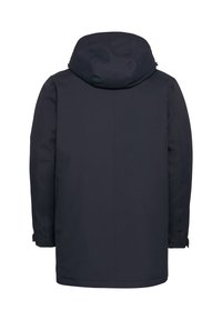 Parka imperméable bleu marine avec capuche, texture lisse et coutures minimales. Équipée de poignets ajustables et d'une silhouette droite.