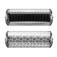 Två cylindriska hårrullar: den övre har en svart nätdesign med silverdetaljer; den nedre är genomskinlig med vita kupolformer för textur.