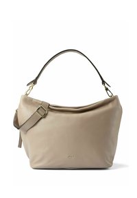 Bolso de cuero beige para llevar al hombro con una forma estructurada, textura suave, una correa ancha y detalles en herrajes dorados. Marca sutil en la parte frontal.