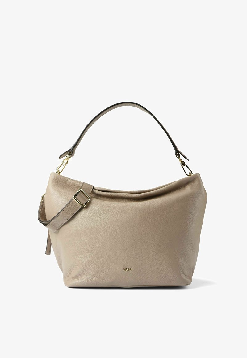 Bolso de cuero beige para llevar al hombro con una forma estructurada, textura suave, una correa ancha y detalles en herrajes dorados. Marca sutil en la parte frontal.