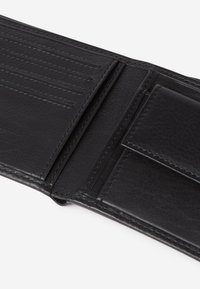 Svart läderplånbok med flera kortfack, texturerad yta och ett säkert fack. Vikbar design med synliga sömmar.