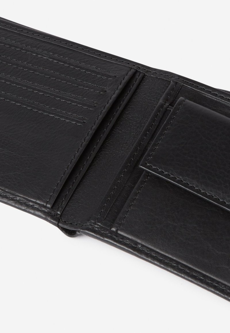Portafoglio nero in pelle con molteplici scomparti per carte, superficie strutturata e un compartimento sicuro. Design pieghevole con dettagli di cuciture visibili.