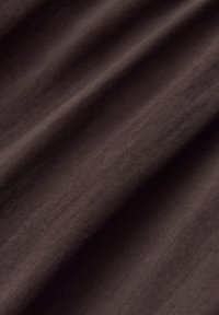 Tissu brun foncé lisse avec des plis subtils et une texture fine tissée, éclairé uniformément montrant des ombres douces le long des plis.