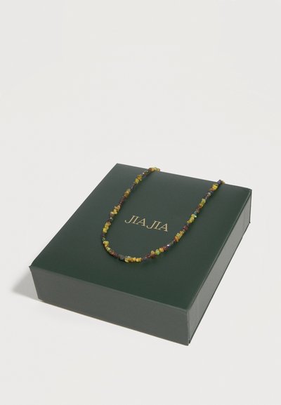 Πολύχρωμο κολιέ με χάντρες εμφανίζεται σε σκούρο πράσινο κουτί με χρυσή επιγραφή "JIAJIA" σε λευκό φόντο.