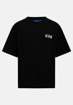 Czarny T-shirt z krótkim rękawem z białymi chińskimi znakami na lewej stronie klatki piersiowej na jednolitym szarym tle.