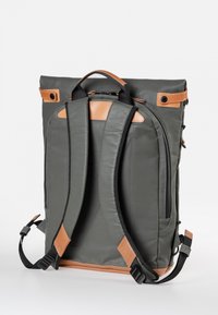 Hochwertiger, grauer Rucksack aus strapazierfähigem Material mit braunen Lederakzenten, gepolsterten schwarzen Trägern und einem Rolltop-Design mit seitlichen Reißverschlusstaschen.