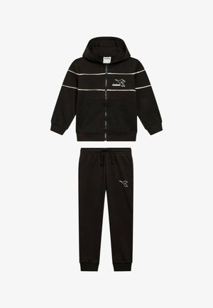 Felpa nera con zip, strisce bianche, cappuccio attaccato e tasche frontali, abbinata a pantaloni della tuta neri con coulisse e logo.