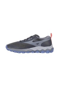 Grijze sportschoenen met een textuur van mesh, met een grijs en lichtgrijs ontwerp, een rode hiel trekband en een robuuste paarse zool.
