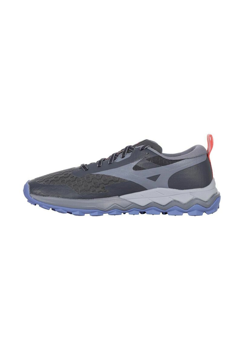 Grijze sportschoenen met een textuur van mesh, met een grijs en lichtgrijs ontwerp, een rode hiel trekband en een robuuste paarse zool.