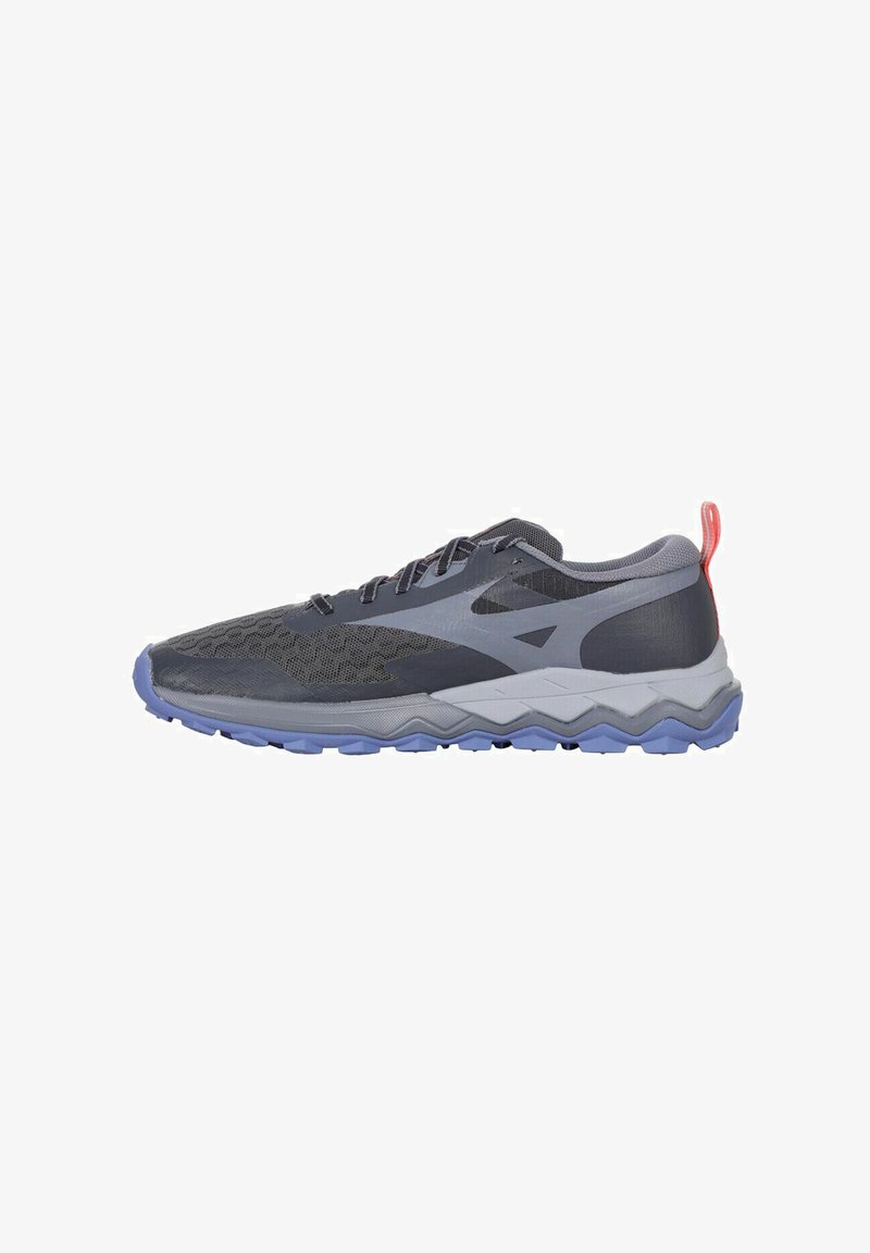 Scarpe da ginnastica grigie con una tomaia in rete testurizzata, caratterizzate da un design grigio e grigio chiaro, un gancio rosso sul tallone e una suola robusta viola.