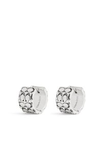 Boucles d'oreilles en métal argenté avec un design texturé présentant des motifs circulaires et de petites pierres claires. Comprend un fermoir à charnière pour plus de sécurité.