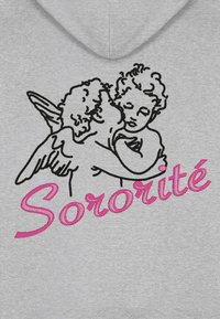 Felpa grigia con un design ricamato di due cherubini che si abbracciano, con la parola "Sororité" in corsivo rosa sotto l'illustrazione.