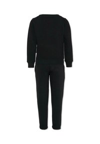 Czarny długi rękaw, bluzka i pasujące dresowe spodnie z prążkowanymi mankietami i dołem, pokazane z tyłu na białym tle.