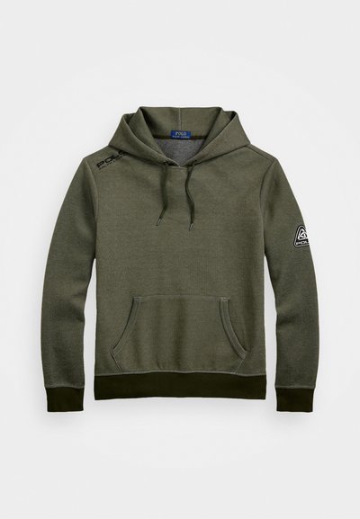 Sudadera verde oliva con cordón, bolsillo tipo canguro, puños y dobladillo acanalados, logo bordado en el hombro izquierdo y tela texturizada.
