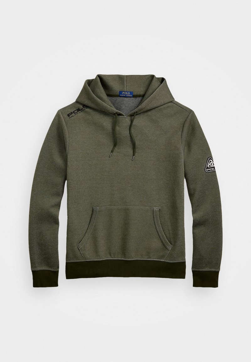 Felpa verde oliva con cappuccio, tasca a marsupio, polsini e orlo ribattuti, logo ricamato sulla spalla sinistra e tessuto texturizzato.