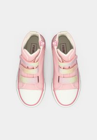 Ζευγάρι ροζ παιδικά αθλητικά παπούτσια με τρεις ιριδίζουσες λουράκια βέλκρο και άσπρες λαστιχένιες μύτες σε απλό φόντο.