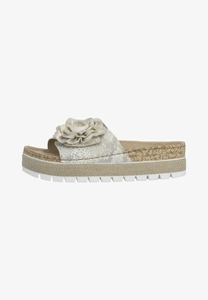 Beige Slip-On-Sandale mit strukturierter Plateausohle und dekorativer Stoffblume auf breitem Riemen mit Schlangenmuster.